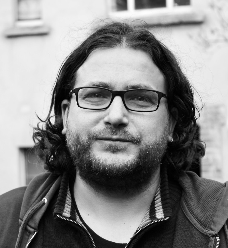 Titelbild für: „Unsere Bücher haben Handyformat, damit man zwischendurch auch mal was anderes lesen kann“: Der Verleger Marcel Raabe im Gespräch