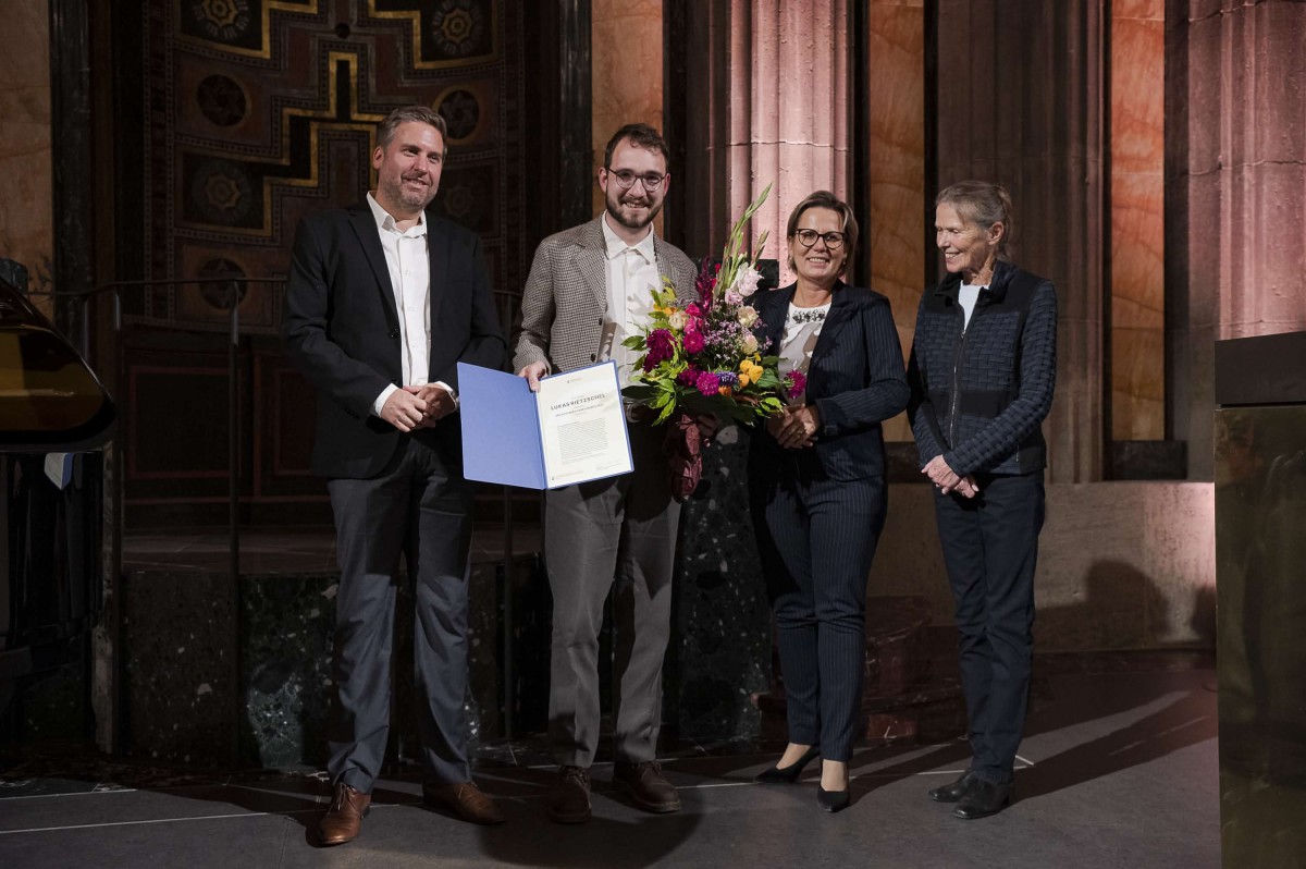 Lukas Rietzschel mit seinem Laudator Jan Wiele, der Kulturstaatsministerin Barbara Klepsch und der Jury-Vorsitzenden Karin Gro&szlig;mann (Foto: Pawel Sosnowksi)
